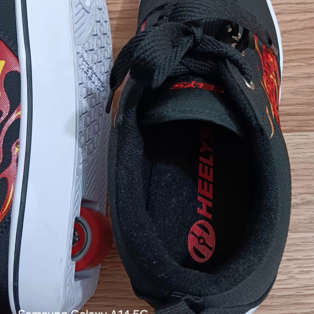 Heelys Pro Mens Size 7 Black Red Flames Athletic Skate Sneakers - Picture 7 of 10